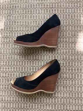 KORS Michael Kors Black Suede Peeptoe Wedge size 8 Excellent Condition
